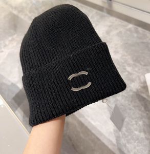 Designer beanie mössor vinter ull stickad hatt för män kvinnor design mode hip hop brev solid skalle cap c brosch avslappnad varm tjock keps svart vita hattar