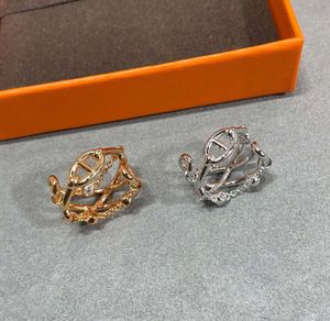 2024 V Goldmaterial Luxuriöser Charm-Ring mit Diamant und hohlem Design im Stempelkasten-Kettenstil PS2006