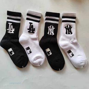 Calzini da uomo Calzini Calze Medio mlb da uomo e da donna con fondo asciugamano sportivo addensato coreano moda cinese-chic da baseball da corsa calzini da basket