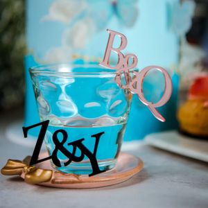 The Lable Paper Personalisierter Acryl-Anfangsanhänger für Hochzeiten, Getränkeglas-Anhänger, Cocktail-Champagner-Schmuckstücke 231205