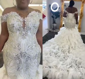 2024 Neues Luxus-Meerjungfrau-Hochzeitskleid aus der Schulter, schwere Handarbeit, Perlen, Kristall-Pailletten, Rüschen, abgestufte Organza-Braut, formelle Kleider, afrikanisches Vestidos De Novia