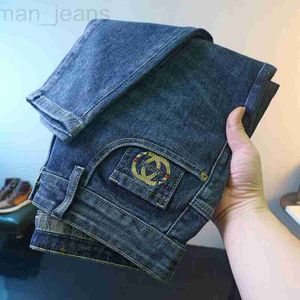 Designer di jeans da uomo Jeans trendy di fascia alta per il design autunnale e invernale da uomo, stampa ricamata, vestibilità slim elastica e pantaloni versatili con piedini FZO6