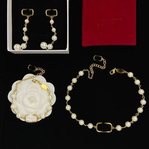 Conjuntos de jóias de designer pulseira colar pérolas 18k banhado a ouro com caixa original design alfabeto pingente para presente feminino jóias dia de natal