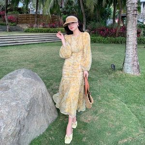 Freizeitkleider Damen Sommer O-Ausschnitt Langarm Taille Rückzug Plissee Gelb Fragmentierte Blüte Mittellanges Kleid Damenkleidung