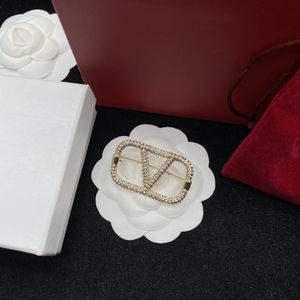 Brand de designer de luxo Carta de ouro Full Diamond High-end Broche Party Wedding Casal Gift