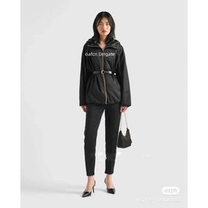 23SS Kadınlar Kısa Fermuarlı Ceket, Tasarımcı Ceket, Kadınlar Kara Kuşak Dekorasyonu, Siyah Klasik Emaye Ters Ters Üçlü Kapüşonlu Yaka, Rüzgar Taşınması