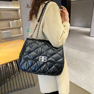 Bolsas de fábrica por atacado 2 cores Saco de corrente macia e confortável no nicho de nicho de inverno Classic Fashion Bolsa Flip Women Backpack 1002#