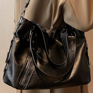 Kvällspåsar Kvinna Stor Crossbody Bag Black Oil Wax Leather Ladies Casual Shopper Tote Handväskor Chic Wide Strap Women S dragkedja axel 231206