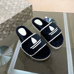디자이너 슬리퍼 2023 새로운 브랜드 여성 신발 여성 슬리퍼 모피 슬라이드 클래식 플랫 힐 소프트 야외 신발 먼지 가방 크기 크기 35-41 10A 품질