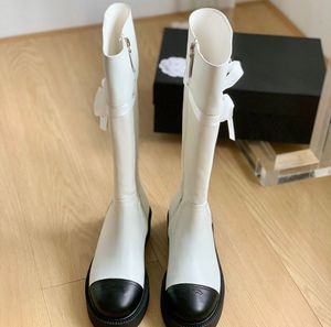 Alt Kadın Kış Botları Lüks Tasarımcı Klasik Mektuplar Moda Boot Yay Dekorasyon Fermuar Açılış Anti Slaytlar İnek Kültürü Üst Bayanlar Diz Önlük