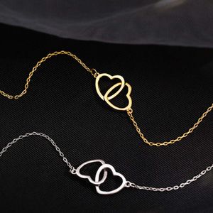 Lindo colar duplo em forma de coração – um símbolo perfeito de amor para ela