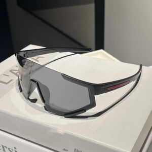 Tasarımcı Kalkanı Güneş Gözlüğü Beyaz Vizör Kırmızı Çizgili Erkek Kadın Bisiklet Gözlük Erkekleri Moda Polarize Güneş Gözlüğü Açık Hava Spor Koşu Gözlükleri Paket 2024