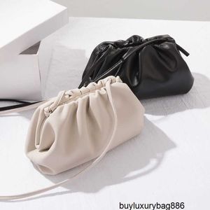 Designer Clutch Bags Bottegavveneta Womens Pouches YJ Autumnwinter Fashion Versatile Cloud Bag Womens Bag Ny 2024 Pleated Bag One Shoulder Crossbody Tidal Ba Hbyh
