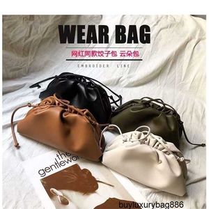 Tasarımcı debriyaj çantaları bottegavveneta kadın torbaları 2024 yaz yeni internet ünlü aynı stil asigo aynı stil küçük taze ve batı bulut çantası shou hbgp