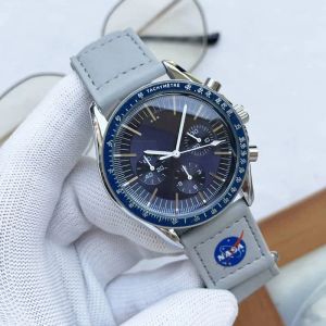 OMG CHRONOGRAPH FULL FUNKTIONELVERKVARTER Designer lyxig hög kvalitet för män Mens All Dial Work Quartz titta på lyxkronografklocka läderband Moonswatch