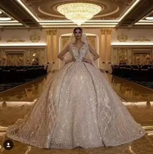 Atemberaubende Luxus-Brautkleider mit glitzernden goldenen Pailletten und V-Ausschnitt, Brautkleider, arabische Dubai, ärmellose Falten, Vintage-Brautkleid mit Kathedralenschleppe, nach Maß