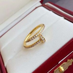 Lüks moda tasarımcısı mücevherler parti baskısı v Gold Nail Full Elmas Yüzük Erkek ve Kadınlar Yüksek Sınıf Hissedar Soğuk Işık