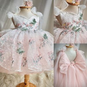 Fantastiska blommaflickaklänningar för bröllopsfjäril Appliced ​​Backless Toddler Pageant -klänningar Tulle Kne Längd Bollklänning Kids Birthday Dress