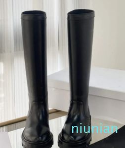 The runway style cowhideare made of high-quality calf leather on the upper, with delicate and natural leather patterns. high-quality women's boots