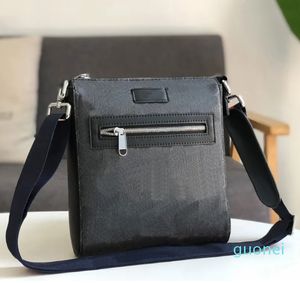 Desihner axelkross Body Mens Luxury Handväskor Tre stil fungerar utomhus fritidspappar tillbaka zip pocket messenger väska designer