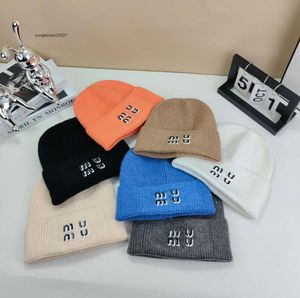 2023 Nowy projektant artysty Knitted Hat for Men and Women w zimowej wysokiej jakości Brimless Urinal Hat Classic Printed Letter Wool Hap dostępny w siedmiu kolorach