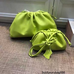 Designer Clutch Bags Bottegavveneta Kvinnor Puches Knitting Style Leather Woven Women's Bag 2024 New Star One Shoulder Handle med Cloud Bag HBHK