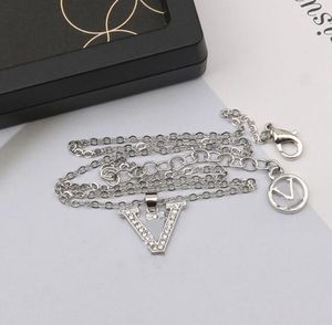 Simples Designer V Letter Pendant Necklaces Chain 18K Gold Plated Metal Crystal Rhinestone Necklace for Women Wedding Christm Party Jewerlry Accessories