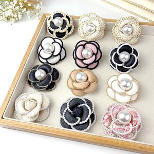 Pins broszki 15 nowo zaprojektowane ręcznie robione kwiatowe broszki Camellia Pearl Pins Pins Koreańskie modne akcesoria biżuterii