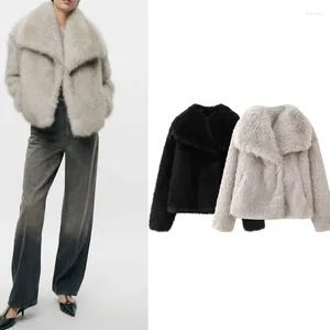 Kadın kürk basit dış giyim.Fur ceket taklit efekti. Sonbahar kış için sıcak ve şık ceket.