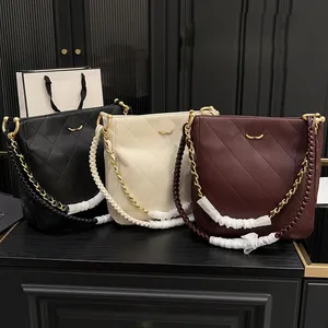 24 -cm Women Designer Bag hobo sznurka z szerokim paskiem dzianin rzeźbiony złoty metalowy sprzęt łańcuch Matelasse Diamond Skórzowy pikowana torebka na ramię wysoka pojemność