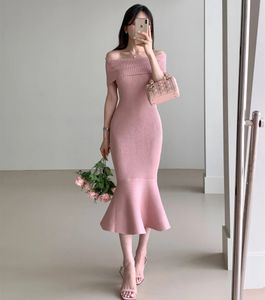 Urban Sexy Dresses Einfarbig gestricktes Meerjungfrau-Kleid für Damen, elegant, mit einer Schulter, kurzen Ärmeln, rosa Strickkleid, Korea, sexy, enges schwarzes Kleid 231206