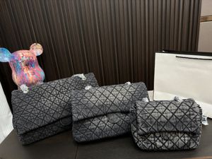 Дизайнерская сумкаДжинсовая сумка Maxi Jumbo Classic с клапаном Большая сумка Стеганая цепочка Meatlasse через плечо Роскошная модная уличная крутая сумка большой вместимости для путешествий на открытом воздухе