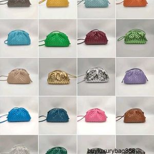 디자이너 클러치 가방 Bottegavveneta 여자 파우치 Yi Jin Yuan Customized 2024 New Mini Crossbody Bag 싱글 숄더백 클라우드 가방 크로스 핸드 헬드 여자 가방 HBXK