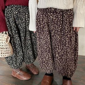 Byxor barn kläder barn blommor byxor 2023 vinter leopard tryck fleece bloomers pojkar och flickor baby lös tjock bred ben