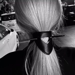 トップデザイナーPUヘアピンレディーヘアジュエリーファッションヘアアクセサリーエレガントな黒い革のポニーテールホルダーガールヘアサークルエレガントヘアピンブライダル