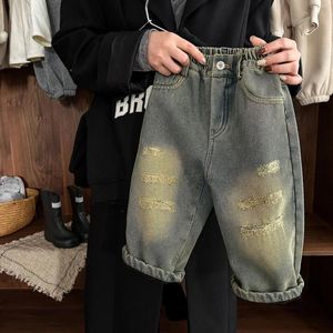 Pantaloni Abbigliamento per bambini Pantaloni casual per bambini 2023 Autunno Inverno Ragazzi e ragazze Jeans strappati Bambino spesso caldo denim semplice