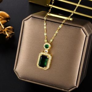 Klassische Titanstahl-Halsketten mit Anhänger und grünen Kristallen voller Diamanten, 18 Karat vergoldet, Glücks-Halskette für Damen, Designer-Schmuck T239L