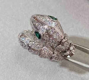 Lüks kaliteli cazibe punk bant yüzüğü ışıltılı elmas ve yeşil renk ile damga kutusu var