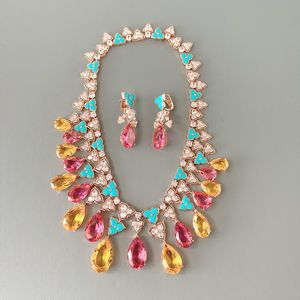 Collezione di designer Stile Orecchini di fascia alta Collana Donna intarsiato Diamante Zircone cubico a forma di pera Gemma colorata sintetica placcata Set di gioielli in oro rosa