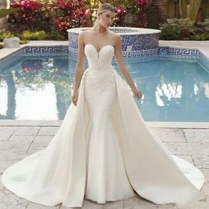 Abito da sposa estivo sexy 2024 Abiti da sposa in raso con applicazioni di pizzo a sirena e scollo a cuore con strascico staccabile Abiti da sposa su misura