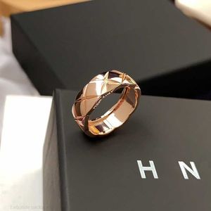 Кольцо Дизайнерское кольцо Роскошное кольцо Титановые резные буквы для мужчин и женщин Любители ювелирных изделий Изысканная упаковка