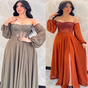 Luxury Long Plus Size aftonklänningar från Shoulder Chiffon spetspärlor fulla ärmar med slits en linje golvlängd anpassad för kvinnor