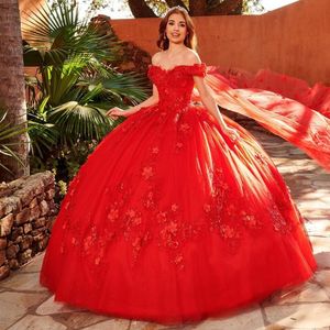 赤い光沢のあるボールガウンQuinceaneraは肩のレースからドレスを着る3D花とケープコルセットバックVESTIDOS DE 15 ANOSフォーマルバースデー