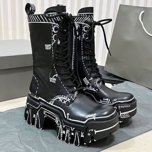 Homens Mulheres Designers Botas de Motocicleta Tornozelo Martin Mulheres Meia Botas Bota de Couro Envernizado Inspirado Botas de Graffiti de Combate Botas Martin de sola grossa com cordões