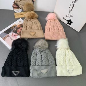 Gorros femininos moda malha gorro designer quente chapéus crânio bonés primavera inverno com carta grande pele sintética pom poms bobble chapéu de esqui de malha para presente de natal