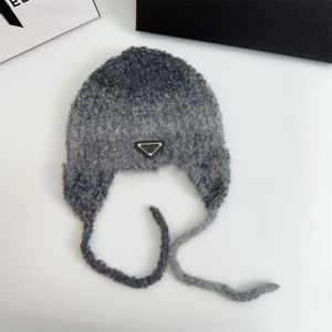 2023 Designer de luxo chapéu de caçador chapéus de inverno design de moda earmuffs chapéus outono boné de pelúcia triângulo invertido logotipo p carta jacquard quente crânio chapéu para mulheres meninas