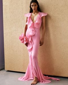 2024 Damen-Modekleid, Runway-Kleider, bodenlanges französisches Kleid in Rosa mit raffiniertem Temperament und unregelmäßigen Rüschenkanten, verziert mit Damenblumen