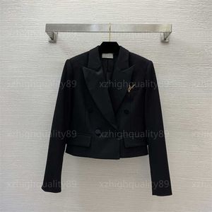 Jackor Womens Designer Jacket Blazer Luxury Black Sacka Jacket Metal Brosch Long Sleeved V-Neck Fashion Top Slim Fit Short Woman Jacket Clothing