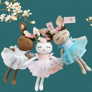 Super słodki dzianinowy króliczka wypchana ins INS Plushie Fairy Bunny w sukience z gazy i kwiat tyrada dziecko komfort lalki szydełko zwierzę zwierzęta Dolla różowa biała niebieska 3 style