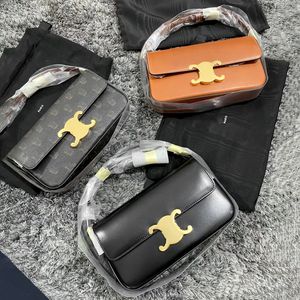 Tonåring triomphe axelpåsar handväska man kvinnor koppling väska baguette designers väskor på rem rem hasp läder lyx kuvert reser svart vit toalettartiklar crossbody väska